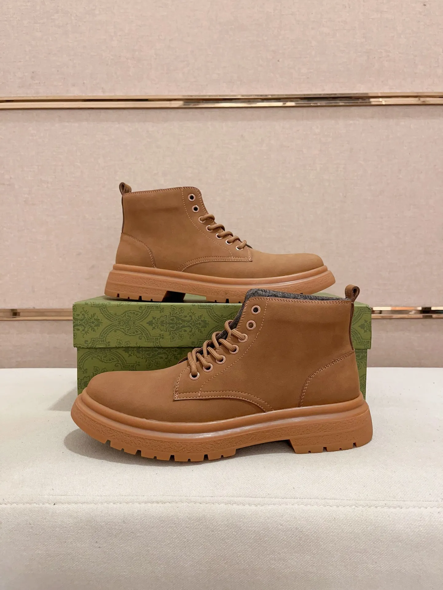 Men's shoes 💰 440💰 (can be made without standard supply platform) high-quality new high-top GUCCI (Gucci) counters are launched simultaneously, new men's shoes, 😘fabrics are selected from imported cowhide, lining: plush lining. 👍🏿 High-end ☄️ air-cushion molded anti-slip rubber outsole, exquisite lines, simple and elegant, comfortable and high-end for leisure travel. Code number: 38 to 44 (45 can be customized and cannot be returned or exchanged)